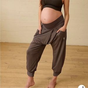Free People Movement × Hatch Refresh
Harem Maternity Pants Obsiden NWOT size S